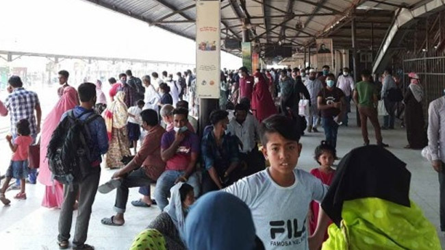 crowd at train station