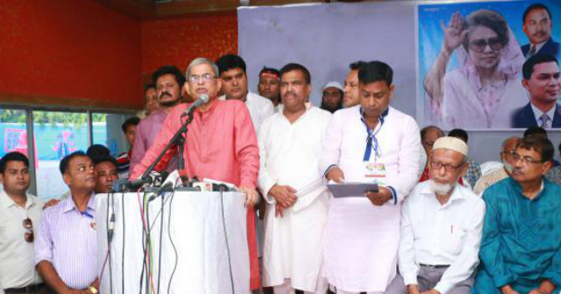 fakhrul islam alamgir talking to their workers