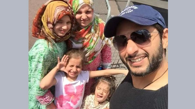 afridi wife and daughters