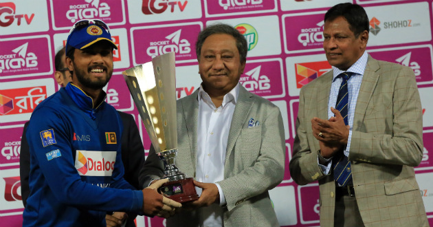 chandimal taking trophy of tri series from bcb president