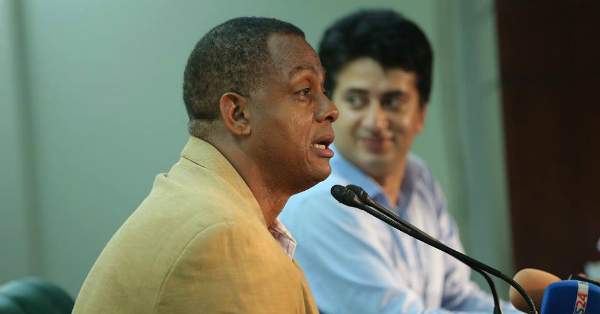 courtney walsh speaking to media after coming to bangladesh