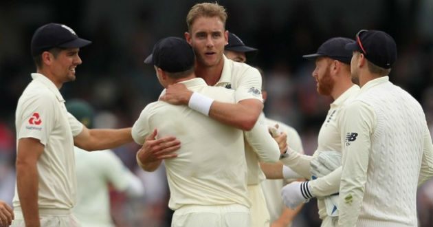 england celebrate a wicket against pakistan
