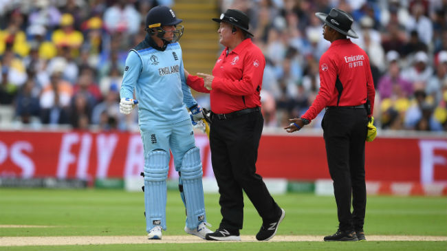 jason roy argues with the umpires after his dismissal 1