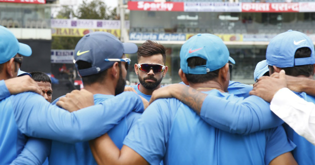 kohli and his team just before playing against australia