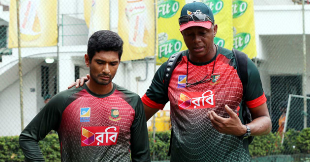 mahmudllah and courtney walsh during practice