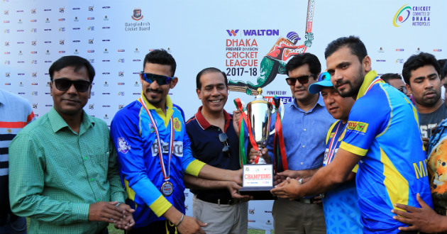 mashrafe taking the trophy of dhaka league