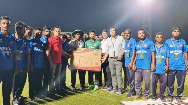 miraz gave gifts to the field workers