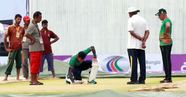 mushfiq inspecting wicket of chittagong before playing against australia