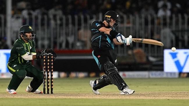 pakistan bowlers had no answers to a stunning mark chapman assault