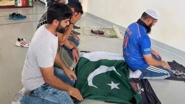 pakistani and indian fans praying together