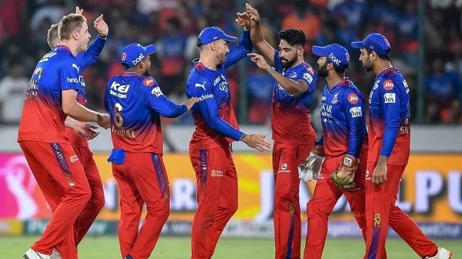 rcb players congratulate mohammed siraj
