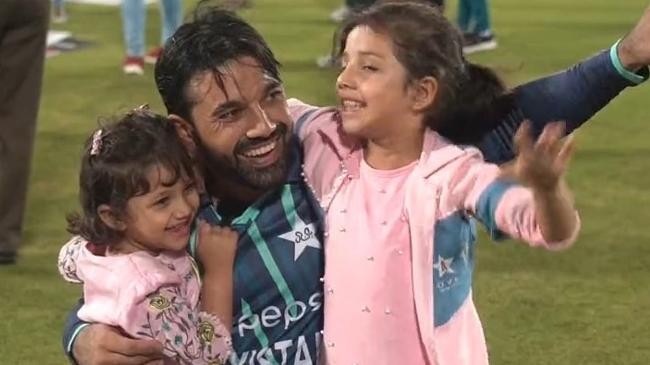 rizwan with his daughters