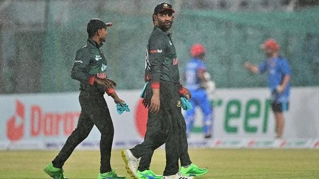 tamim iqbal leaves the field with his team mates