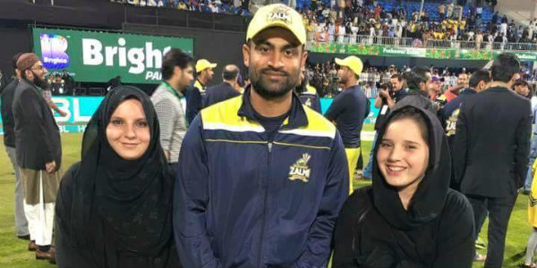 two daugthers of afridi posed with tamim during psl