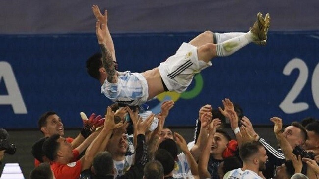 argentina celebrating their championship