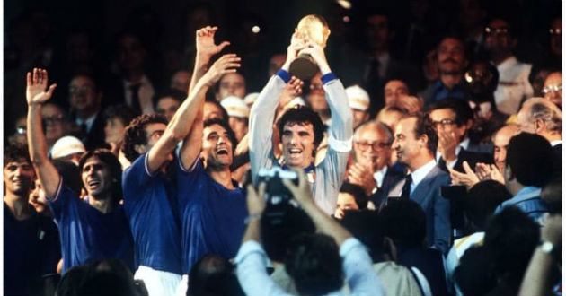 italy celebrate their thir world cup trophy