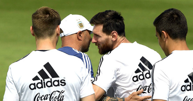 messi and sampaoli in training