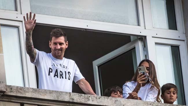 messi welcomes supporter