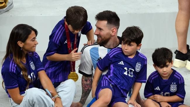 messi with family 2