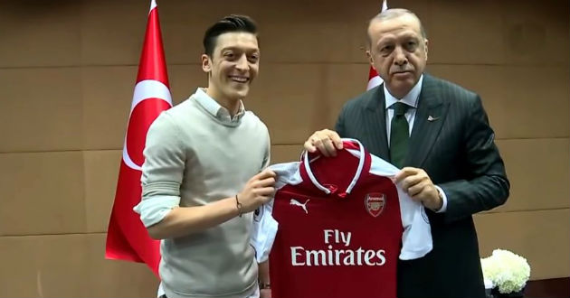 ozil has gifted a jersey to turky president