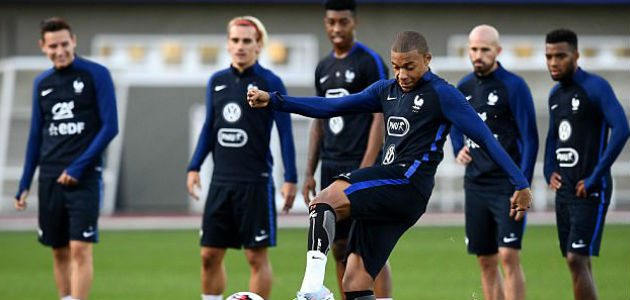 players practice for france