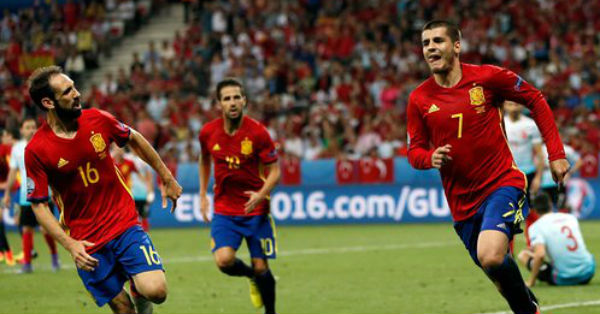 spain beat turkey to enter the knock out stage of euro cup