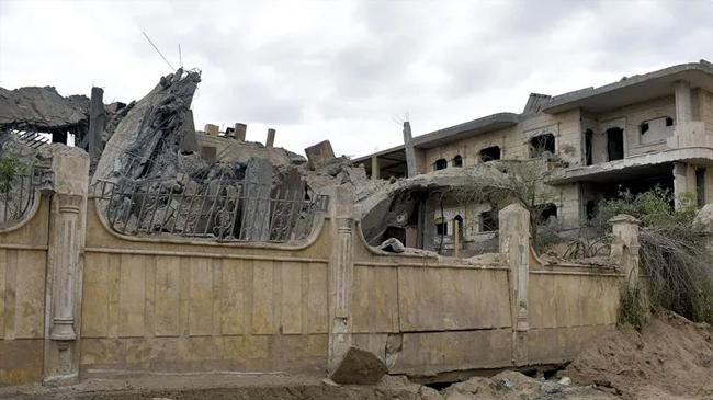 a damaged building following an air strike in syrias eastern city of deir ez zor
