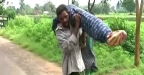 agonising story of a man who carried dead body of his wife in his shoulder