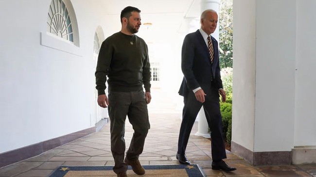 biden and zelenskiy walk down to the oval office