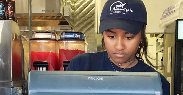 daughter of obama works in a restaurant