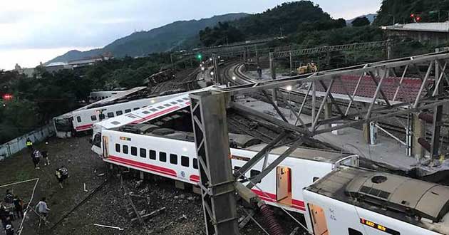 derailed train taiwan