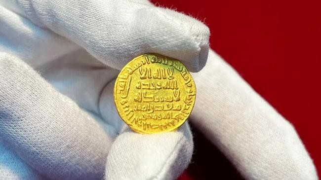gold coin from umayyad cali