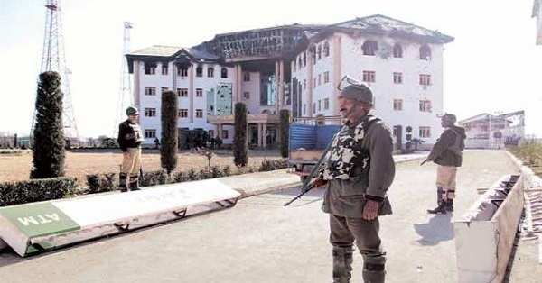 kashmir government building capture bay militants
