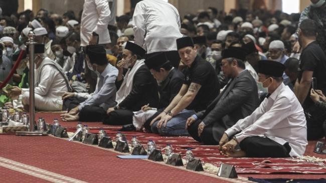 mesut ozil at istiqlal mosque
