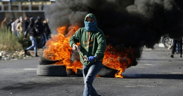palestinian protesters clash with israeli troops3