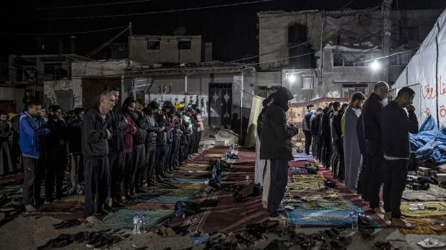 palestinians in gaza mark laylat al qadr