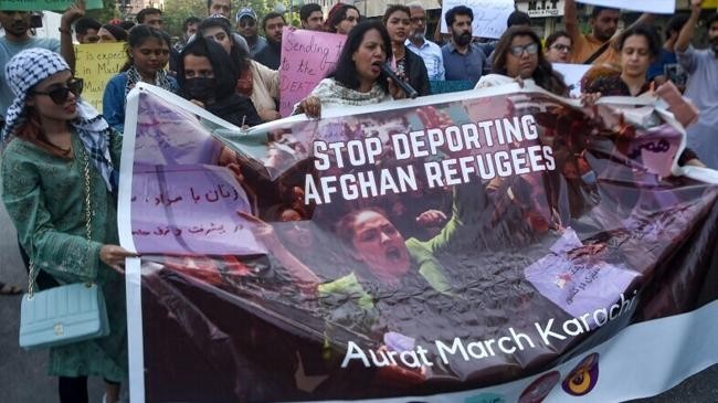 people protest against the deportation of afghans from pakistan