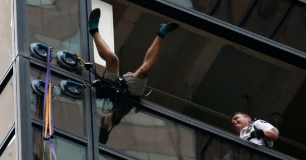 police arrest man trying to climb trump tower 1