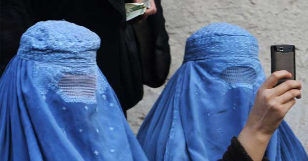 vail afgan women smartphon 
