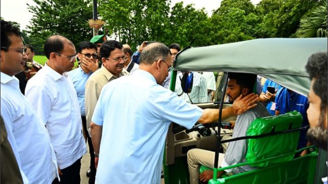 উপহার দিয়ে নিজেই বাহনের নিরাপত্তা ও পরিচালনা প্রত্যক্ষ করলেন প্রধানমন্ত্রী