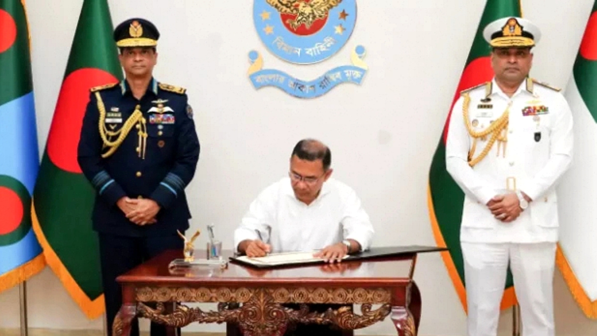 নৌ ও বিমানবাহিনীতে মেধাভিত্তিক পদোন্নতির নির্দেশ প্রধানমন্ত্রীর
