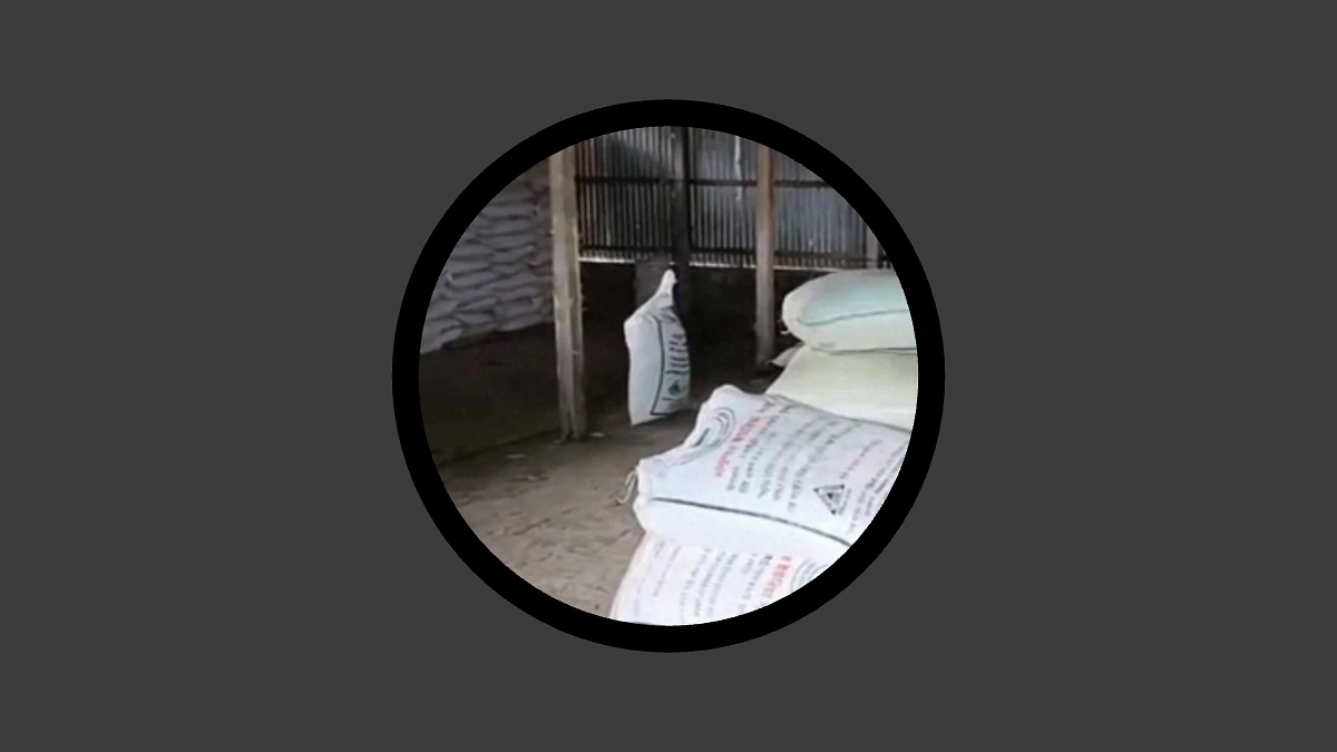 কুড়িগ্রামে ডিলারের গুদাম ভেঙে কৃষকদের সার ‘লুট’