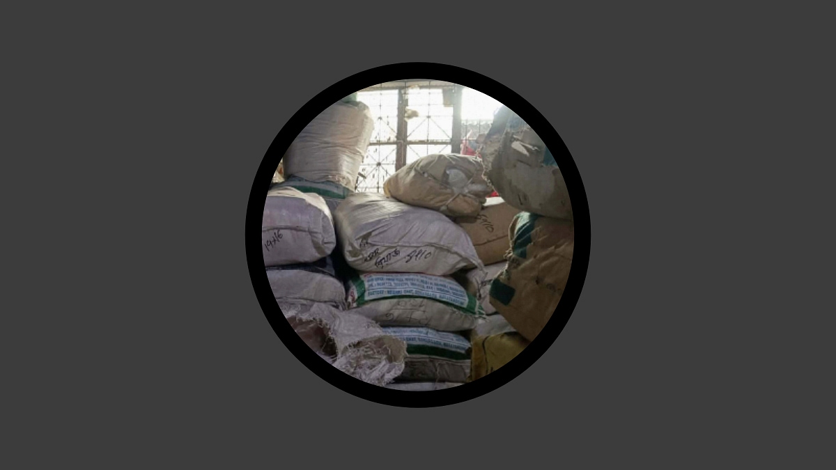 শ্যামবাজারে ৪.৮ টন পলিথিন জব্দ: ২ ব্যবসায়ীকে ১ লাখ টাকা জরিমানা