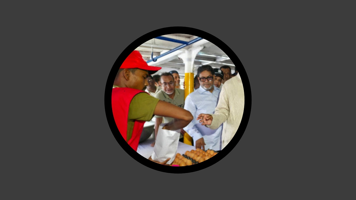 বর্জ্যের বিনিময়ে নিত্যপণ্য: বুড়িগঙ্গায় ভাসমান বাজার