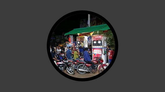 জ্বালানি তেলের দাম বাড়ার খবরে রাতেই পাম্পে ভিড়