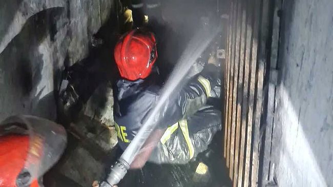 চকবাজারে আগুন: সরু পথ ও পানিসংকটে ব্যাহত নির্বাপণ
