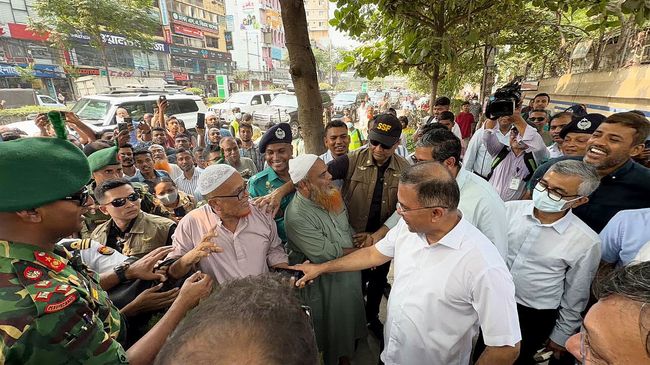 দখলমুক্ত ফুটপাতের বাস্তবতা পরিদর্শনে প্রধানমন্ত্রী