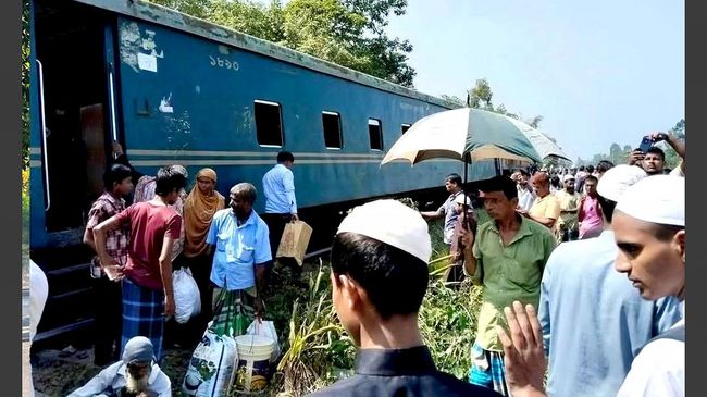 কর্ণফুলী এক্সপ্রেস লাইনচ্যুত: ঢাকামুখী আপলাইনে ট্রেন বন্ধ