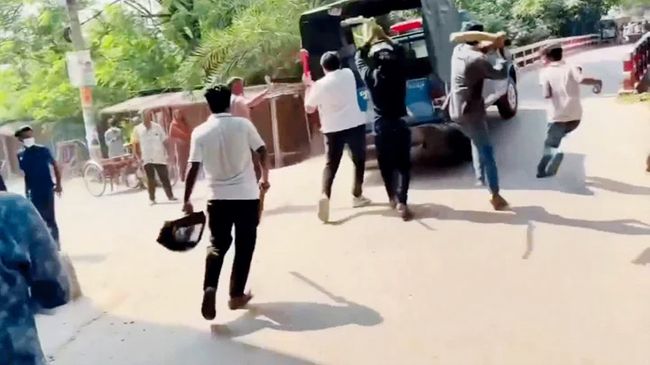 গোপালগঞ্জে পুলিশের গাড়িতে হামলা, আহত ২
