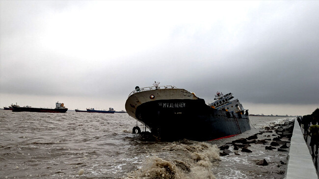 4 lighter ships washed ashore in chittagong due to high tide